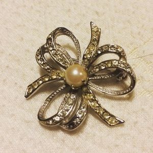 Antique brooch with rhinestone and pearl